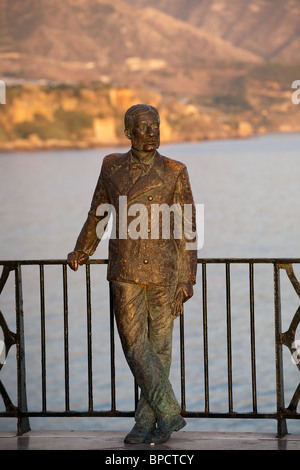 Eine Bronzestatue eines Mannes in einem zweireihigen Anzug mit Fliege steht auf einem schwarzen Metallgeländer. Die Figur wird mit der einen Hand auf dem Geländer und der anderen Hand am Geländer aufgehängt Stockfoto