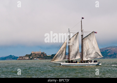 Historisches Segelschiff in der Bucht von San Francisco, im Hintergrund die Insel Alcatraz, San Francisco, Kalifornien, USA Stockfoto