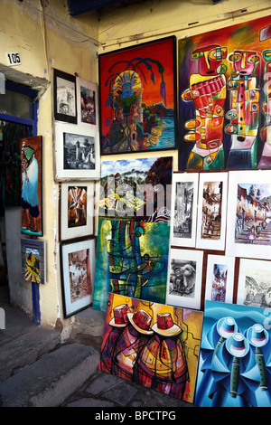 Gemälde zum Verkauf hängen im Handwerksladen, Cusco, Peru Stockfoto