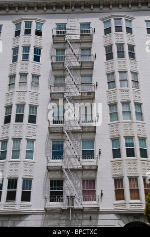 Typisches Haus mit Außentreppen, Feuerleiter, San Francisco, Kalifornien, USA Stockfoto