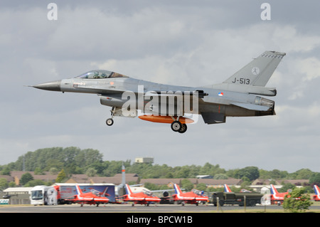 Lockheed Martin F-16A Fighting Falcon Nr. J-513 von Royal niederländischen Luftwaffe (RNLAF) landet auf der RIAT 2010 Stockfoto