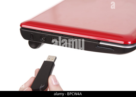 Stecken Sie ein USB-Gerät in einen Laptop-computer Stockfoto