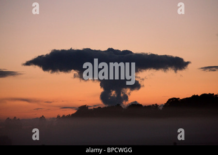 Seltsame Wolke, die fast aussehen wie ein Atompilz aus einer Atombombe Stockfoto