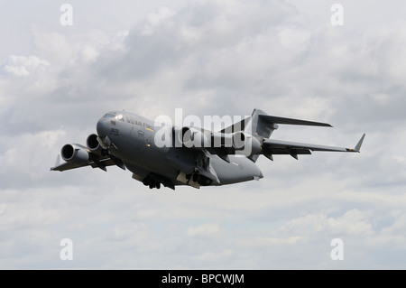 Boeing C-17A Globemaster III Nummer 00172 von der US Air Force 97. AMW, Altus AFB, der Geist des Denali, macht ein Tiefpass an Stockfoto