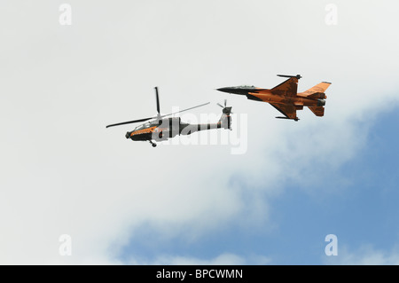 Königlichen niederländischen Luftwaffe Boeing AH - 64D Apache Kampfhubschrauber und General Dynamics F-16 Kämpfer im Formationsflug Stockfoto