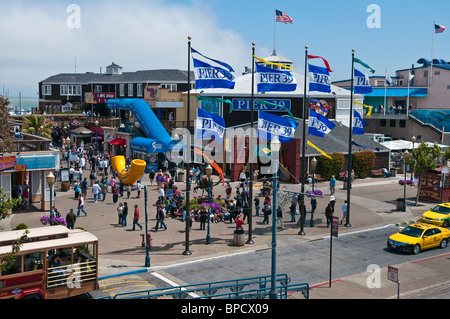 Fahnen am Fishermans Wharf, Pier 39, San Francisco, Kalifornien, USA Stockfoto