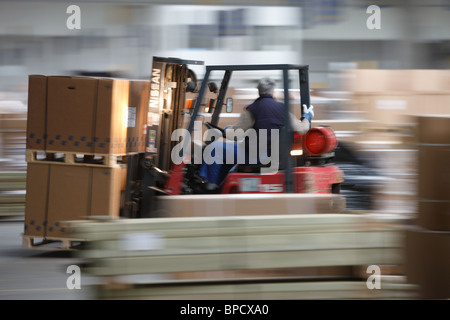 Ein Staplerfahrer eine Spedition Stockfoto