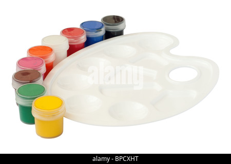 Kunststoff weiß Palette mit Farbdosen. Isoliert auf weißem Hintergrund mit Beschneidungspfad. Stockfoto