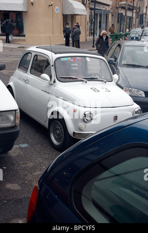 Ein Kleinwagen Fiat 500 geparkt in eine zweite Zeile, Oristano, Italien Stockfoto