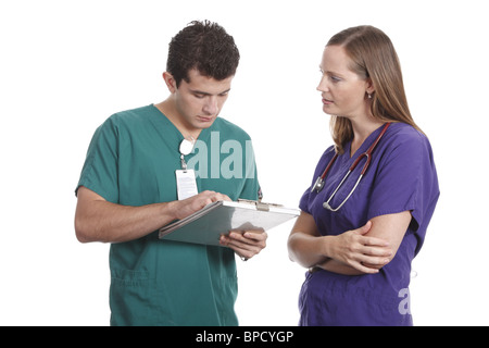 Krankenschwestern, die Patientenakte diskutieren Stockfoto