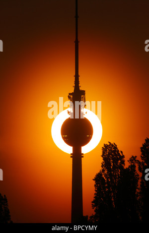 Sonnenuntergang hinter den Fernsehturm Fernsehturm, Berlin, Deutschland Stockfoto