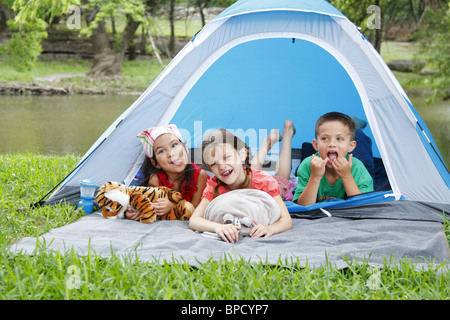 Kinder in einem Zelt handeln goofy Stockfoto