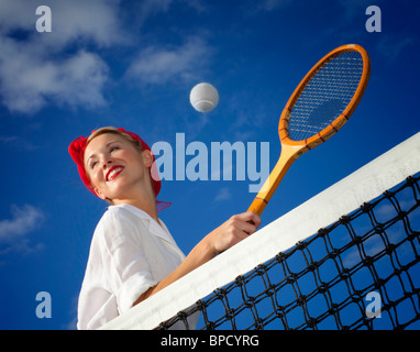 Niedrigen Winkel Blick der jungen Frau, die Tennis spielen Stockfoto