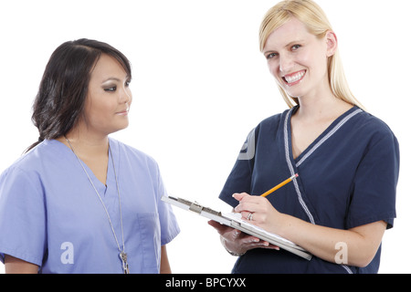 Medizinisches Personal über Patientenakte Stockfoto