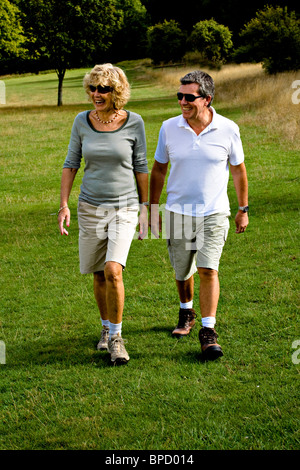 Ein glückliches Ehepaar im Ruhestand macht einen Spaziergang im Park. Stockfoto