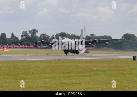 MC - 130P Hercules Anzahl 60220 aus der 352. Special Operations Group startet bei der RIAT 2010 Stockfoto