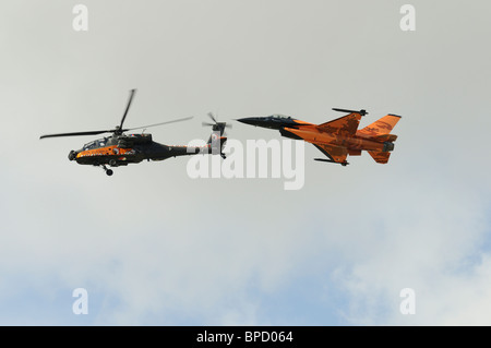 Die langsam fliegenden Apache Angriff Hubschrauber und das schnelle fliegen f-16 Fighting Falcon in Formation in 2010 Royal International eine Stockfoto