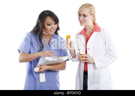 Arzt und Krankenschwester diskutieren Patienten Medikamente Stockfoto