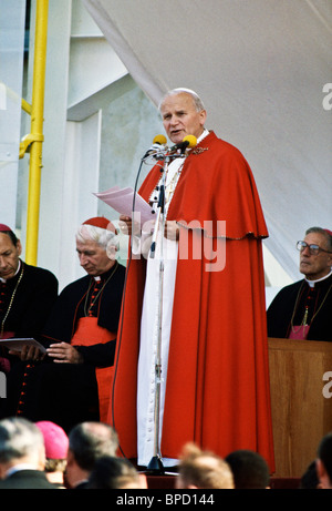 Kardinal Basil Hume, Leiter der katholischen Kirche in Britannien, sitzt hinter Papst Jean Paul II im Crystal Palace bei Besuch in Großbritannien 1982 Stockfoto