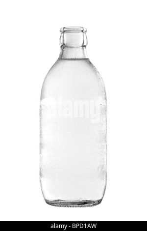 Glasflasche Sodawasser, isoliert auf weißem Hintergrund. Mit Beschneidungspfad. Stockfoto