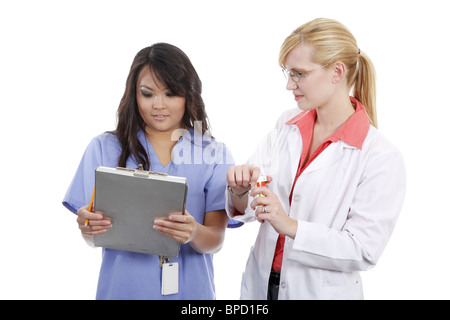 Apotheker gehen über Rezepte Stockfoto