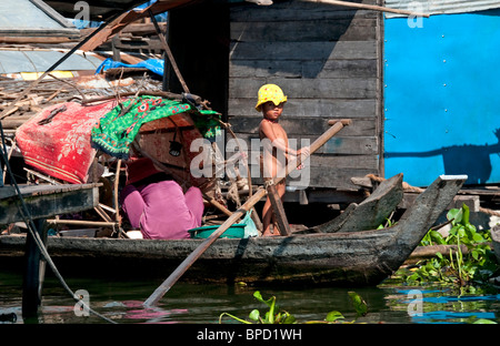 Junge in einem Boot in das schwimmende Dorf in Kompong Chnang in Kambodscha Stockfoto