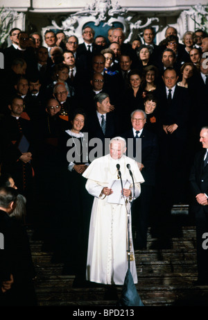 Papst Johannes Paul II, mit Bundeskanzler Helmut Schmidt zurück, wodurch eine Rede während seines Besuchs in Deutschland Stockfoto