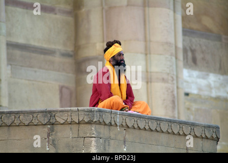 Ein Hindu Sadhu am Ghat am Fluss Ganges in Varanasi, Indien Stockfoto