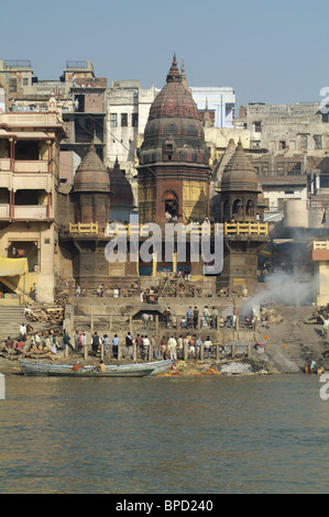 Das Manikarnika Feuerbestattung Ghat am Fluss Ganges in Varanasi, Indien Stockfoto