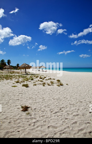 Fußspuren im karibischen weißen Sand mit einem blauen Himmel und tiefblaues Wasser Stockfoto