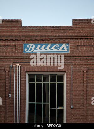 Alte Keramik Buick Logo auf einem Backsteingebäude in den USA. Stockfoto