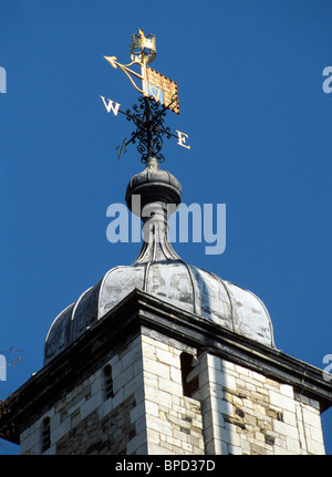 Wetterfahne auf dem Tower of London trägt die königliche Standarte Stockfoto