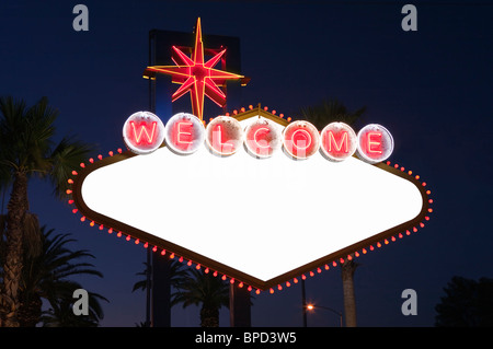 Leere Las Vegas Schild mit Palmen in der Nacht. Oberleitungen wurden entfernt. Stockfoto