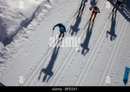 Winterspiele, Vancouver 2010 die Schatten der Athleten auf der Oberfläche des Schnees während die Männer 30km Verfolgung. Stockfoto