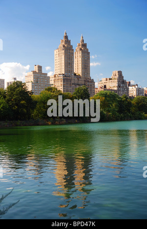 New York City Central Park städtischen Manhattan Skyline mit Wolkenkratzern und Bäume See Spiegelung mit blauen Himmel und weiße Wolke. Stockfoto