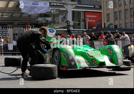 Pit Stop Demo von Green Earth Team Gunnar Yonge-Dundas Square in der Innenstadt von Toronto. Stockfoto