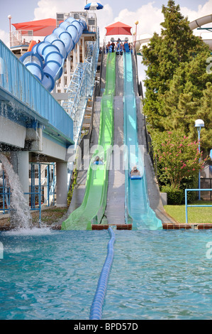 Wasserrutsche im Hurricane Harbor Waterpark, Vergnügungspark Six Flags Over Texas, Arlington, TX, USA Stockfoto