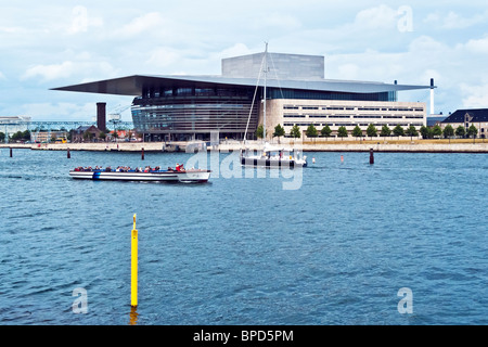 Das Royal Opera House auf Holmen in Kopenhagen mit einem Hafen Kreuzfahrt Schiff vorbei. Stockfoto