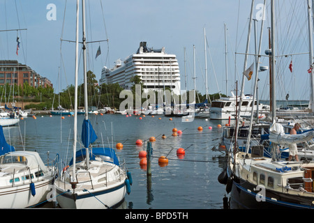 Kreuzfahrtschiff MSC Orchestra vertäut am Langelinie in Kopenhagen vom Yachthafen im Süden aus gesehen Stockfoto