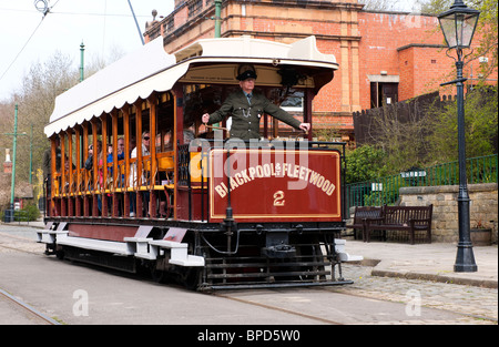 Einer alten Straßenbahn für Blackpool und Fleetwood, stellt eine der Arbeitsgruppe am National Tramway Museum in Crich, Derbyshire, England Stockfoto