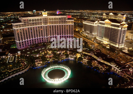 Das Bellagio Hotel in der Nacht, gesehen von der Spitze des Eiffelturms, Paris Hotel, The Strip, Las Vegas, Nevada, USA Stockfoto