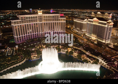 Das Bellagio Hotel in der Nacht, gesehen von der Spitze des Eiffelturms, Paris Hotel, The Strip, Las Vegas, Nevada, USA Stockfoto