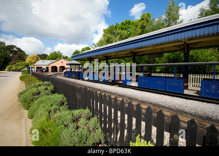 Exbury Gardens Hampshire UK kleine Gauge Railway Station Schuppen Lokomotive Stockfoto