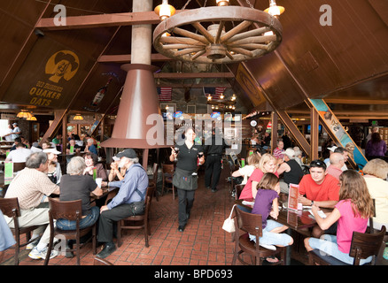 Menschen Essen und trinken am Mount Charleston Lodge, Mt-Charleston, in der Nähe von Las Vegas, Nevada, USA Stockfoto