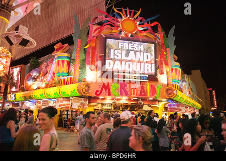 Menschen genießen das Nachtleben von Las Vegas Innenstadt auf der Fremont Street, Las Vegas, Nevada, USA Stockfoto