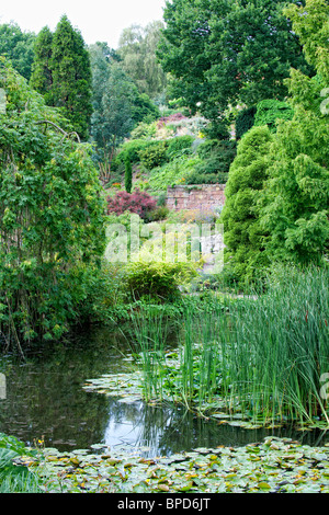 Ein Zierteich Garten in einem englischen LandhausGarten mit Statue