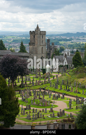 Die Kirche der Heiligen unhöflich, Stirling, Schottland, gesehen vom Friedhof Stockfoto