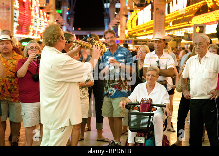 Saxophonist spielen, um die Massen in der Nacht, Fremont Street, Downtown Las Vegas Nevada, USA Stockfoto