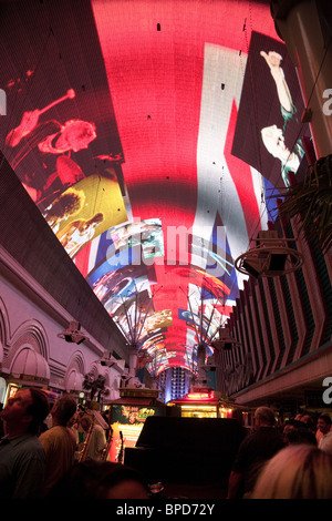 Menschen genießen das Licht zeigen auf dem Dach, Fremont Street, Downtown Las Vegas, Nevada Stockfoto