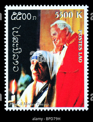 LAOS - CIRCA 2000: Eine Briefmarke gedruckt in Laos zeigt Papst John Paul & Mother Teresa, circa 2000 Stockfoto